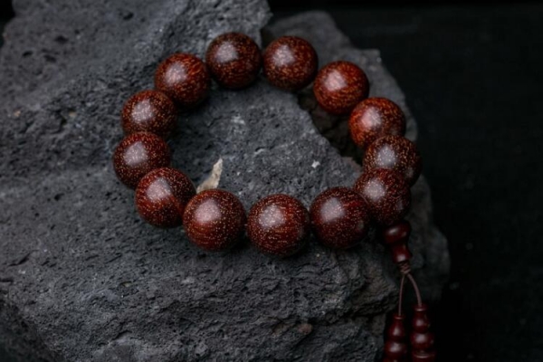 小葉紫檀手串價(jià)格是多少？什么價(jià)位的小葉紫檀比較合理？