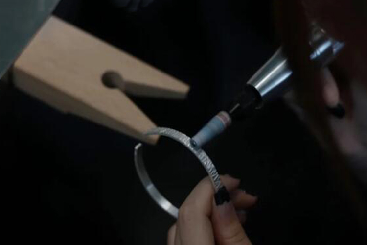 銀飾變黑怎么清洗？這些方法讓你的銀飾重?zé)ü饷ⅲ?）