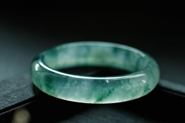 冰種翡翠的鑒別方法，如何鑒別水沫子和冰種？