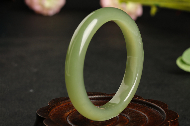 俄羅斯碧玉手鐲價(jià)格是多少？買只俄羅斯碧玉手鐲要多少錢？（1）