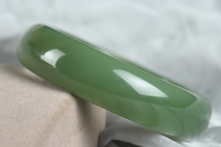 俄羅斯碧玉手鐲價(jià)格是多少？買只俄羅斯碧玉手鐲要多少錢？（6）