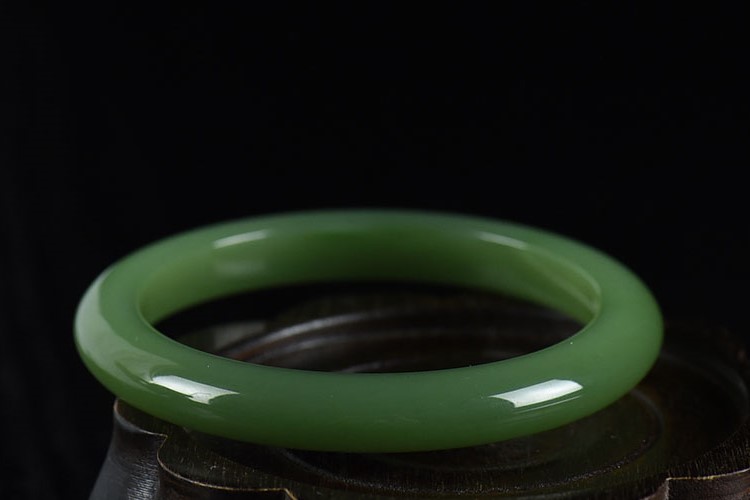俄羅斯碧玉手鐲價(jià)格是多少？買只俄羅斯碧玉手鐲要多少錢？（7）