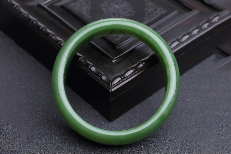 俄羅斯碧玉手鐲價(jià)格是多少？買只俄羅斯碧玉手鐲要多少錢？（8）