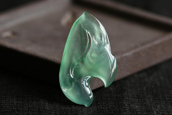 龍石種翡翠和帝王綠有何區(qū)別？頂級龍石種翡翠圖片