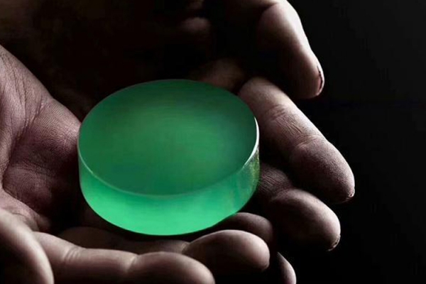 龍石種翡翠和帝王綠有何區(qū)別？頂級龍石種翡翠圖片