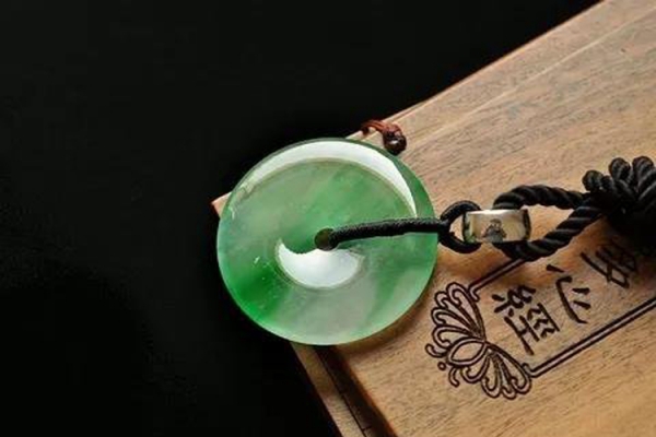 翠絲種翡翠是什么翡翠，翠絲種翡翠值錢嗎？