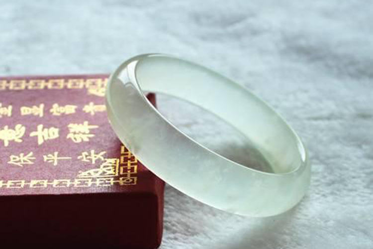岫巖玉手鐲價(jià)格介紹，岫巖玉手鐲價(jià)格是多少？（5）