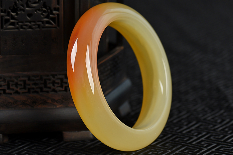 黃龍玉手鐲如何保養(yǎng)？保養(yǎng)不當(dāng)?shù)狞S龍玉手鐲真的失色嗎？（4）