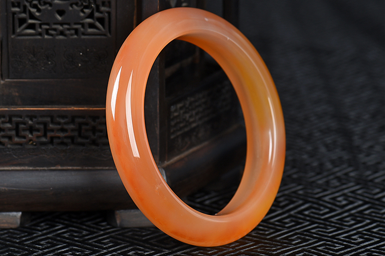 黃龍玉手鐲如何保養(yǎng)？保養(yǎng)不當(dāng)?shù)狞S龍玉手鐲真的失色嗎？（5）