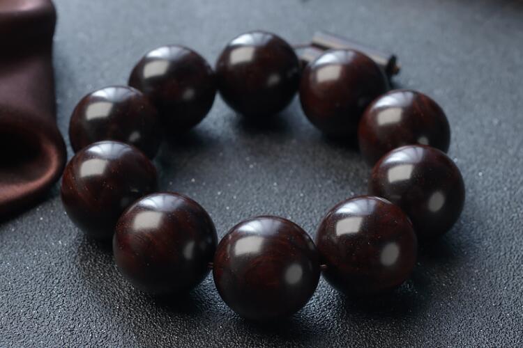 小葉紫檀的養(yǎng)護(hù)注意事項(xiàng)，小葉紫檀的盤玩與保養(yǎng)（4）