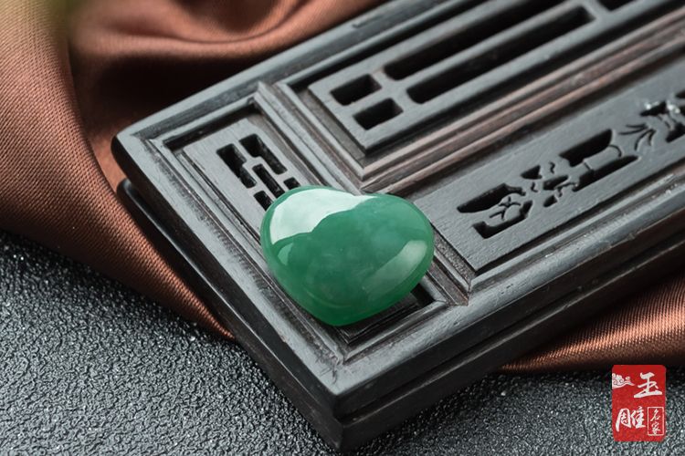 翡翠的綠色分幾種-玉雕名家