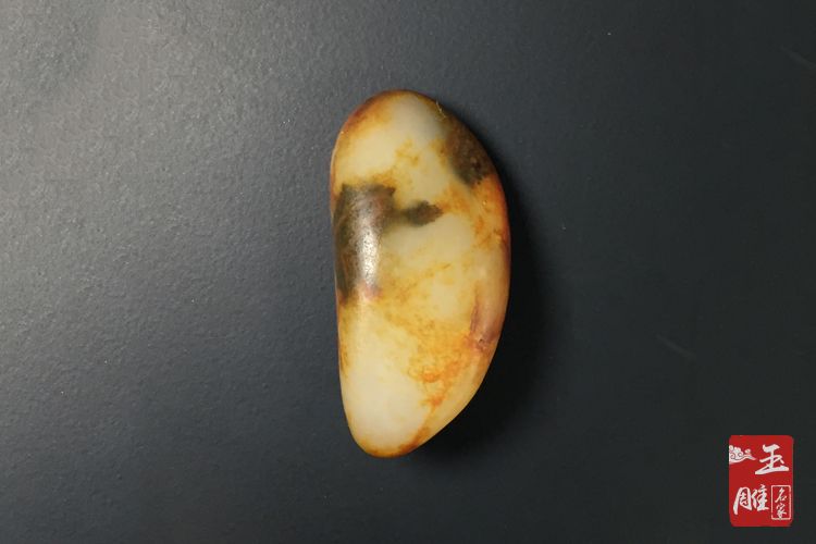 雕刻骷髏的玉料-玉雕名家